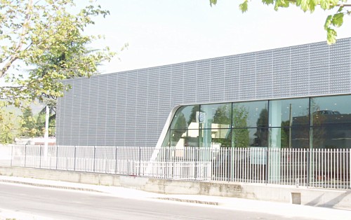 Perforerade plåtar på fasaden till Audi-terminalen i Brescia, Italien